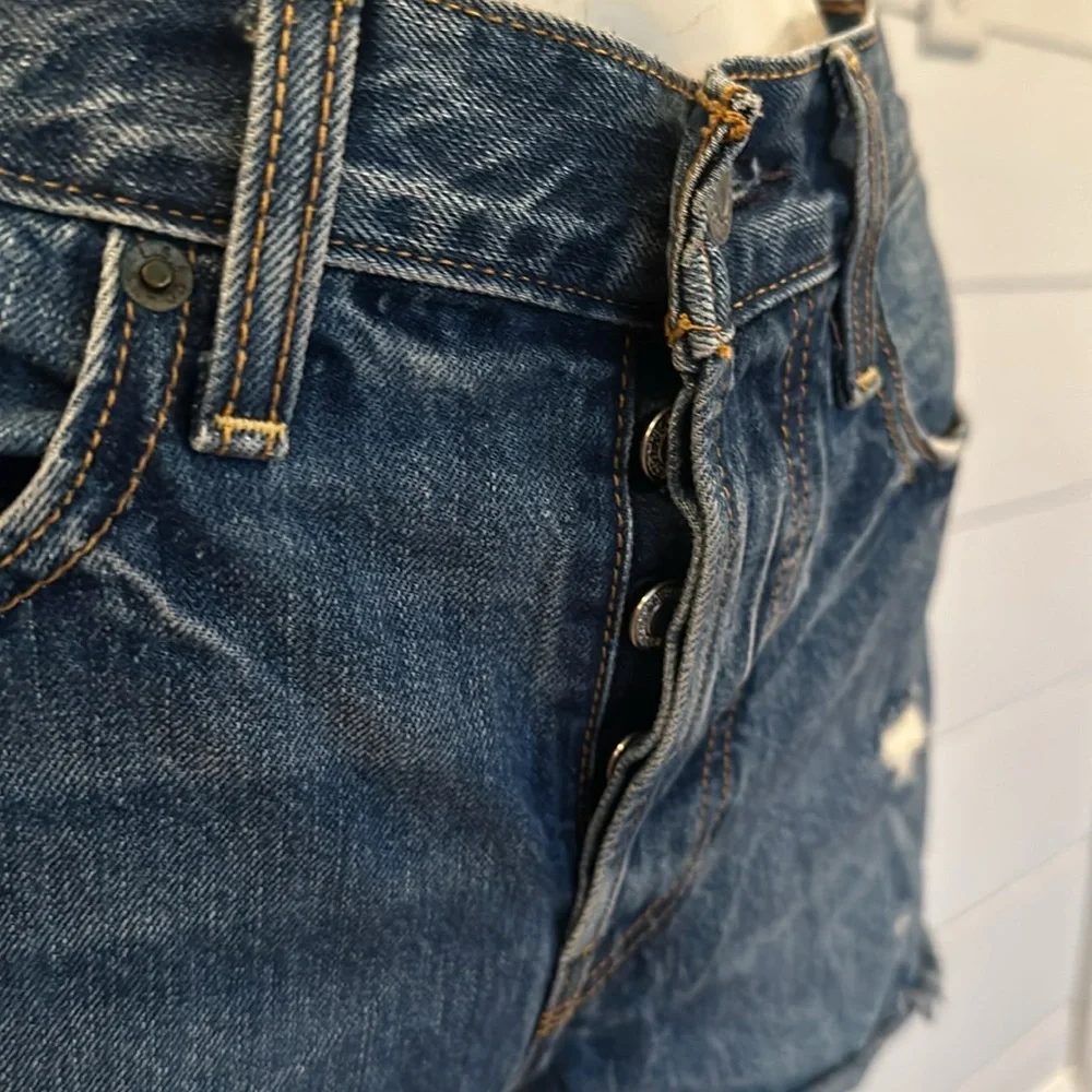 LEVI’S HIGH RISE DARK WASH 501 BUTTON FLY CUT OFF RETRO JEAN SHORTS SIZE 27 e8 - Picture 3 of 9